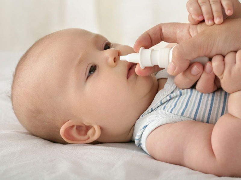Trẻ sơ sinh bị sổ mũi cha mẹ cần làm sạch nước mũi cho con